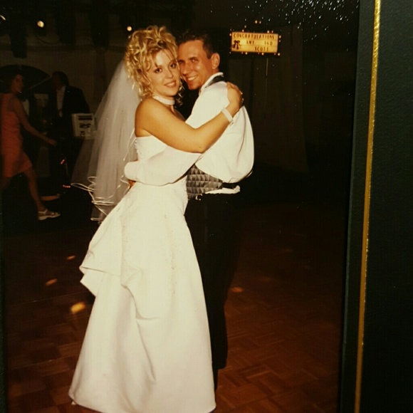 Wedding dress in white by Alfred Angelo - Picture 2 of 4