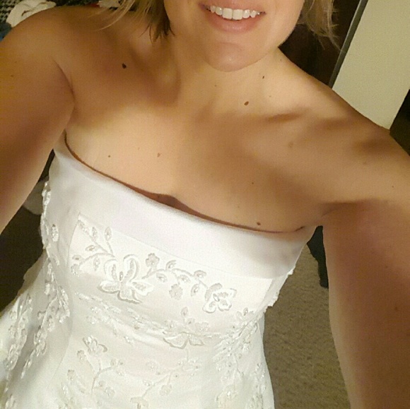 Wedding dress in white by Alfred Angelo - Picture 4 of 4