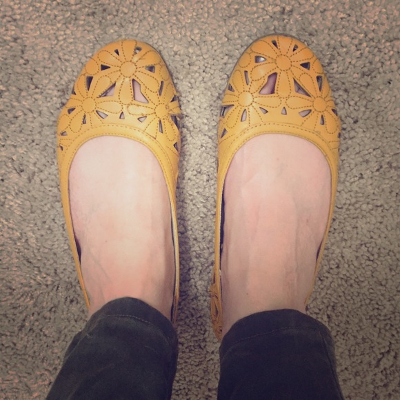 🔸FINAL SALE🔸 Adrienne Vittadini Charlann Flat