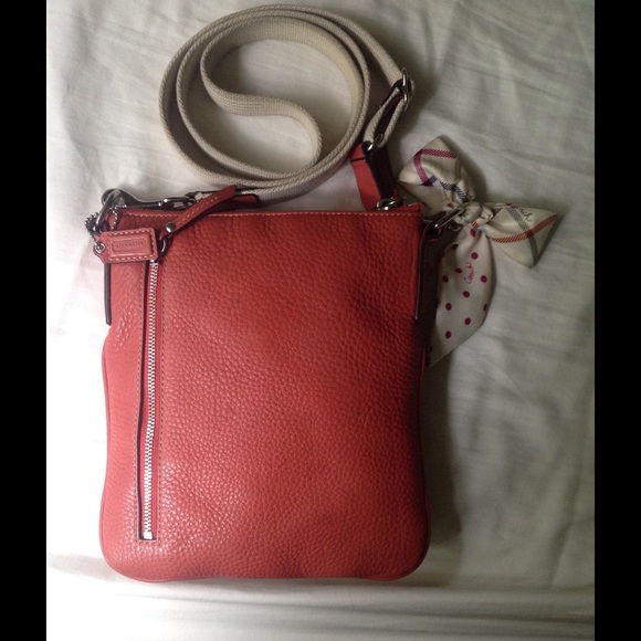 EUC Coach Coral pebbled leather Swingpack - Picture 2 of 4