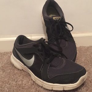 Black nike flex run 2.0 sneakers