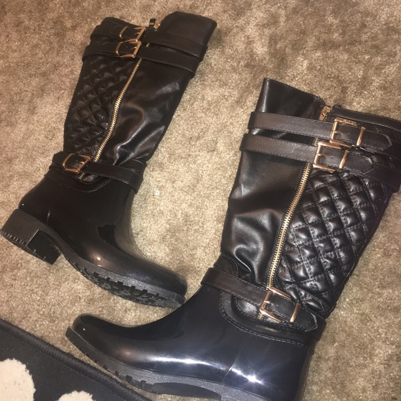 Black rain boots😘