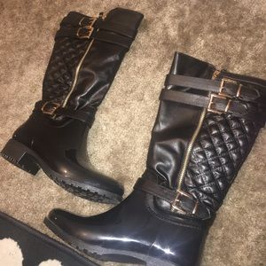 Black rain boots😘
