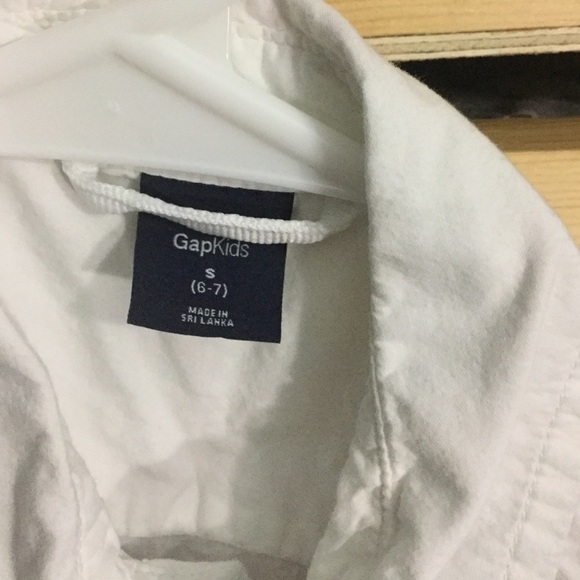 Buttoned down GapKids size 6-7 - Picture 2 of 3