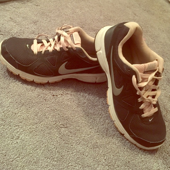 Ladies 9.5 Nike Revolutions