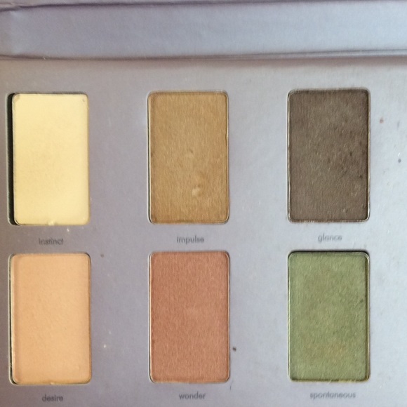 Stila in the moment, eye shadow palette New! - Picture 3 of 4