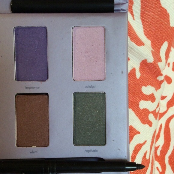 Stila in the moment, eye shadow palette New! - Picture 4 of 4