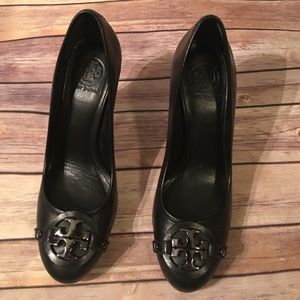Black Tory Burch logo platform pumps 10