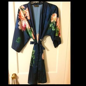 Kimono robe with zinnia print