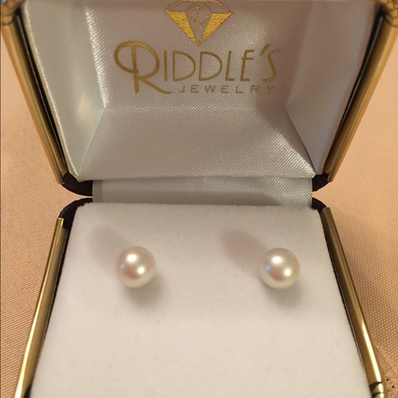 Pearl earring (Not for sale)