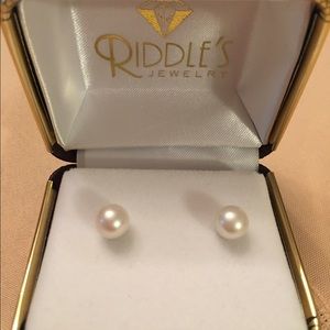 Pearl earring (Not for sale)