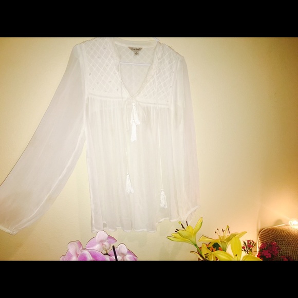 🎀 Beautiful white Lucky Brand top 🎀
