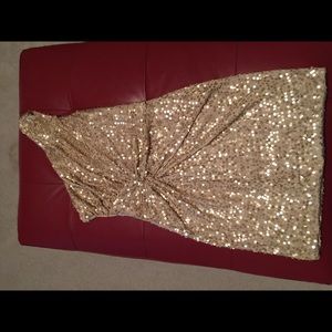 Beautiful one shoulder gold sequence dress.