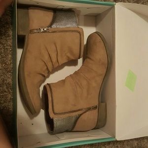 A few scuffs on the toes but is minimal