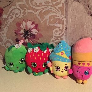 4 shopkin plushies 6 cuddle cubes 3 plush hangers
