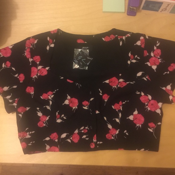 Nasty gal floral crop top w/ button detail. Size L