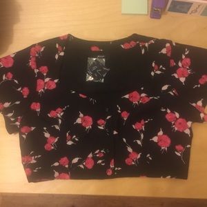 Nasty gal floral crop top w/ button detail. Size L