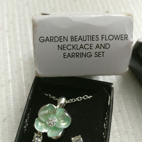 Jewelry - Picture 3 of 4