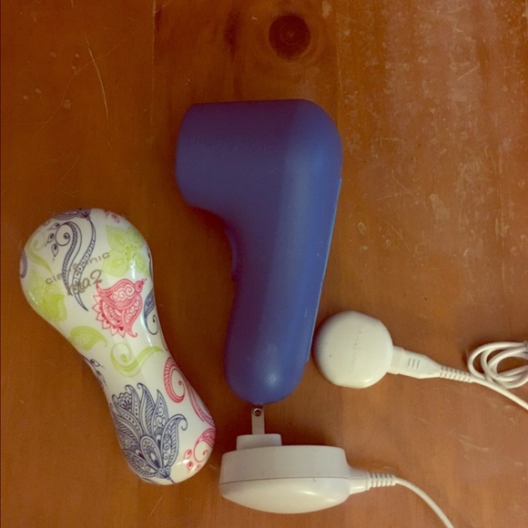 Clarasonic Mia 2 with charger and travel case