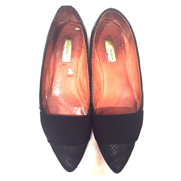 HALOGEN black pointed toe flats!