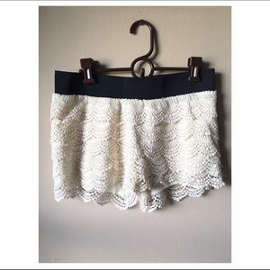 CHARLOTTE RUSSE - Cream Lace Shorts