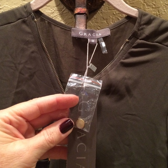 Adorable hunter green chiffon like romper. NEW!!!! - Picture 4 of 4