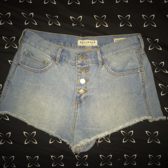 LIGHTWASH HIGH WAISTED PACSUN BOOTY SHORTS💙💙💙