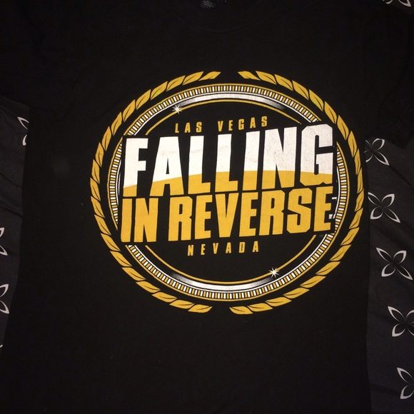 FALLING IN REVERSE T SHIRT💛💛💛