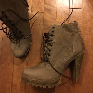 Platform lug boots - size 42 (fits like US 11)