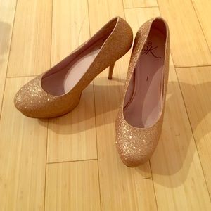 Gold sparkle shoe
