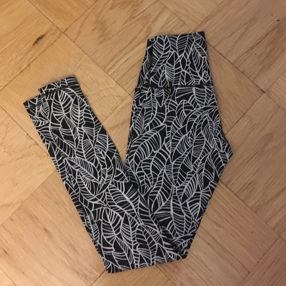 Lulu Lemon Long black and white pattern leggings