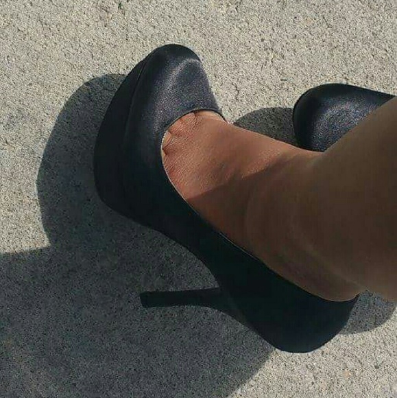 Qupid Black Pumps - Picture 2 of 4