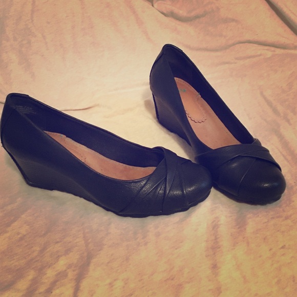 Yuu black wedges