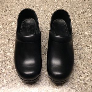 EXCELLENT CONDITION-- Dansko Black Leather Clogs