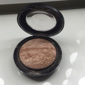 AUTHENTIC MAC COSMETICS HIGHLIGHTER