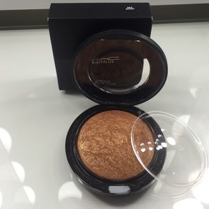 AUTHENTIC MAC COSMETICS HIGHLIGHTER