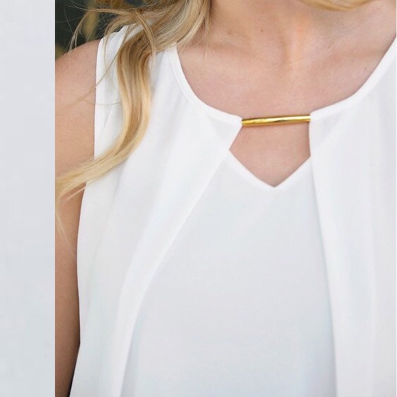🆕 • white & gold keyhole 🔑 blouse