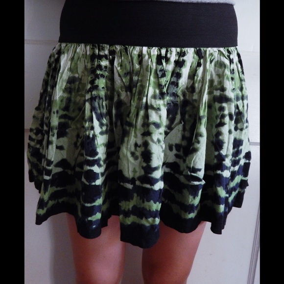Forever 21 Dresses & Skirts - Green and Black Tribal Forever 21 Mini Skirt SZ S Forever 21 Dresses & Skirts - Green and Black Tribal Forever 21 Mini Skirt SZ S