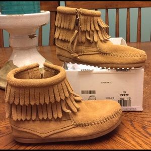 Minnetonka moccasins toddler size 10 boots