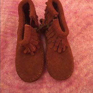 Minnetonka moccasins baby size 3 boot