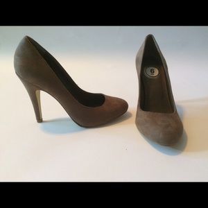 Jessica Simpson Taupe Suede Pump