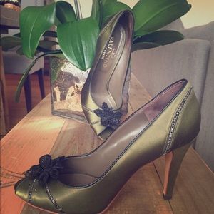 Valentino Garavani green satin peep toe pump