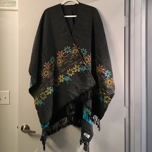 Reversible cape with fringe details