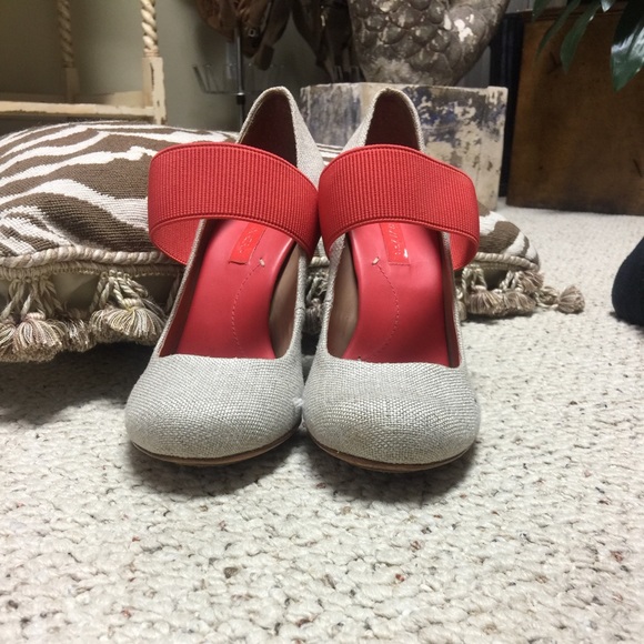 Linen uppers with elastic strap. Leather soles