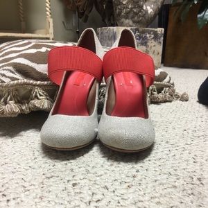 Linen uppers with elastic strap. Leather soles