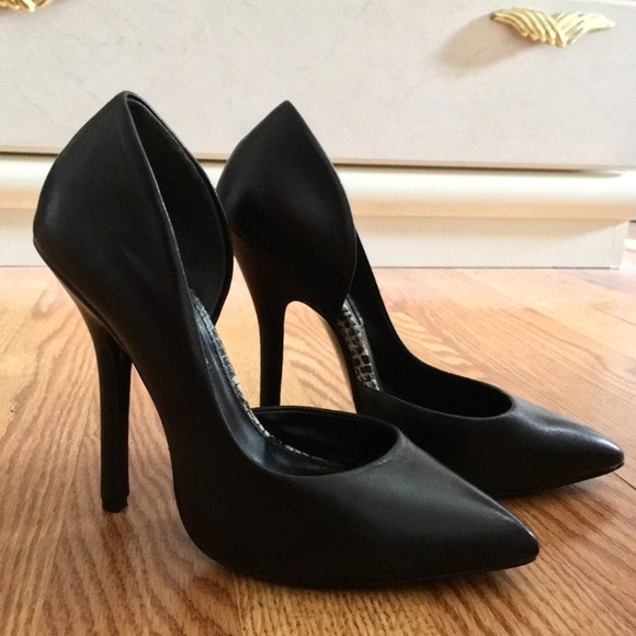 Classic Black Pumps 👠