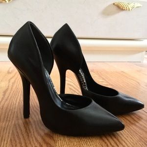 Classic Black Pumps 👠