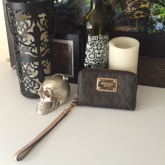Brown leather Michael Kors wristlet