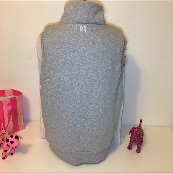 🚫SOLD🚫NEW VICTORIA'S SECRET REVERSIBLE FAUX FUR - Picture 3 of 4