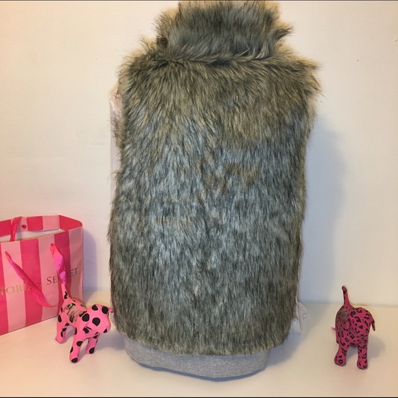 🚫SOLD🚫NEW VICTORIA'S SECRET REVERSIBLE FAUX FUR - Picture 4 of 4